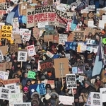 　２５日、米ミネアポリスで移民・税関捜査局に抗議する人々（ＡＰ＝共同）