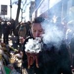 　２７日、米ミネソタ州ミネアポリスで、連邦捜査官に射殺された男性の死を悼む人々（ゲッティ＝共同）