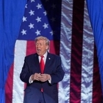 　２７日、米アイオワ州クライブで集会を開いたトランプ大統領（ＡＰ＝共同）