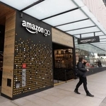 　「アマゾン・ゴー」の店舗から出る客＝２０２０年３月、米シアトル（ＡＰ＝共同）
