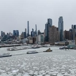 　一部が凍った米ニューヨークのハドソン川＝２７日（ゲッティ＝共同）