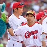 　２０２４年５月、巨人戦に勝利し広島の新井監督（左）とタッチを交わす羽月隆太郎内野手＝マツダ