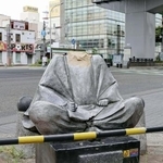 　首部分が折られた豊臣秀吉像＝昨年８月、名古屋市西区