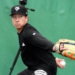 　巨人の主力選手の合同練習が始まり、ブルペン入りし投げ込む大勢＝宮崎市