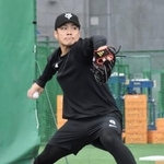 　巨人の主力選手の合同練習が始まり、ブルペン入りし投げ込む則本＝宮崎市