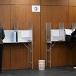 　衆院選の在外投票が始まり、韓国・ソウルの日本大使館で在外投票する有権者＝２８日（共同）