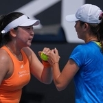 　女子ダブルス準々決勝で言葉を交わす穂積絵莉（左）と呉芳嫺＝２８日、メルボルン（ＡＰ＝共同）