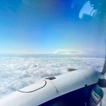 　富山湾近海を飛行する小型プロペラ機内から撮影した上空の様子＝７日（千葉大や富山大などの研究チーム提供）