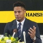 　入団記者会見する阪神の新外国人投手、モレッタ＝２８日、兵庫県西宮市