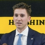 　入団記者会見する阪神の新外国人選手、ディベイニー＝２８日、兵庫県西宮市