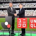 　パートナーシップ契約を締結し、記者会見で握手するＪリーグの野々村芳和チェアマン（左）とファーストリテイリングの柳井康治取締役＝２８日、東京・ＭＵＦＧスタジアム