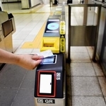 　クレジットカードなどのタッチ決済に対応した改札機