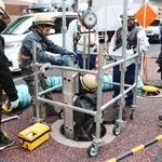 　下水道の点検のためマンホール内に入る作業員＝２０２５年２月、名古屋市（同市上下水道局提供）