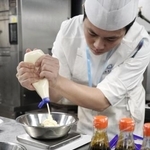 　日本のマヨネーズを使って広東料理を作るコック＝２８日、中国・広州（共同）