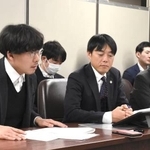 　意見陳述後、記者会見する野浪行彦さん（手前左）＝２８日午後、東京・霞が関の司法記者クラブ