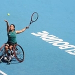 　車いすの部女子シングルス１回戦でプレーする上地結衣＝メルボルン（ゲッティ＝共同）