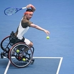 　車いすの部男子シングルス１回戦でプレーする小田凱人＝メルボルン（ゲッティ＝共同）