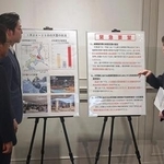 　北海道の鈴木直道知事（左から２人目）から大雪に関する緊急要望を受ける高市首相＝２８日午後、札幌市