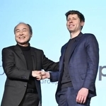 　イベントで握手するソフトバンクグループの孫正義会長兼社長（左）とオープンＡＩのサム・アルトマンＣＥＯ＝２０２５年２月、東京都内