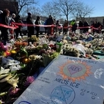 　射殺された男性を追悼する花束などが置かれた事件現場＝２８日、ミネアポリス（ＡＰ＝共同）