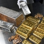 　ドイツの金庫室に保管されている金の商品＝２８日（ロイター＝共同）