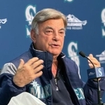 　記者会見する米大リーグ、マリナーズの球団専属アナウンサーのリック・リズさん＝２８日、シアトル（共同）