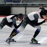 　スピードスケートＷ杯最終戦後、初めて氷上で練習した森重航（右）＝ドイツ・インツェル（共同）