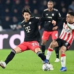 　ＰＳＶアイントホーフェン戦で競り合うバイエルン・ミュンヘンの伊藤（左）＝アイントホーフェン（共同）