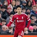 　カラバフ戦の前半、攻め込むリバプールの遠藤＝リバプール（共同）