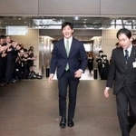 　福井県庁に初登庁する石田嵩人知事（中央）＝２９日午前