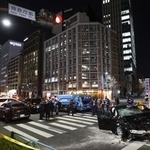 　内閣府の公用車など複数台の車両が絡む事故があった現場＝２２日午後８時４分、東京・赤坂