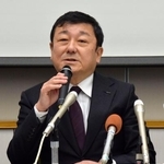 　記者会見する東京電力柏崎刈羽原発の稲垣武之所長＝２９日午前、新潟県刈羽村