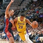 　キャバリアーズ戦で突破を図るレーカーズの八村（右）＝クリーブランド（ＮＢＡＥ・ゲッティ＝共同）