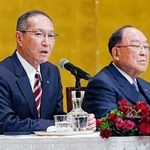 　社長就任が決まり、記者会見するキヤノンの小川一登副社長。右は御手洗冨士夫会長兼社長＝２９日午後、東京都内のホテル