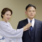 　昨年１０月、引退相撲の断髪式を終えて妻の有希奈さん（左）からネクタイを直してもらう元大関貴景勝の湊川親方＝両国国技館