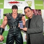 　スマートフォンを使った確定申告のＰＲイベントに参加した「北斗の拳」作画の原哲夫さん＝２９日午後、東京都武蔵野市の武蔵野税務署