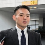 　師匠会に初めて出席し、取材に応じる湊川親方＝２９日、両国国技館