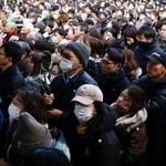 　街頭演説を聞く人たち＝２９日午後、兵庫県内