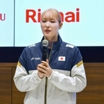 　今年の日本代表に選ばれ記者会見するバドミントン女子ダブルスの松本麻佑＝２９日、東京都新宿区