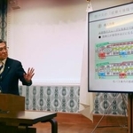 　記者会見で市バスの乗降口変更について説明する京都市の松井孝治市長＝２９日午後、京都市役所