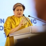 　記者会見するフィリピンのラザロ外相＝２９日、セブ島（ＡＰ＝共同）