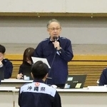 　先島諸島からの住民避難の図上訓練であいさつする沖縄県の玉城デニー知事＝２９日午前、沖縄県庁