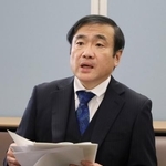 　記者会見する慈恵病院の蓮田健院長＝２９日午後、神戸市中央区