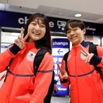 　イタリア・ミラノのマルペンサ空港に到着した坂本花織（左）と鍵山優真＝２９日（共同）