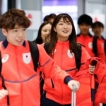 　イタリア・ミラノのマルペンサ空港に到着した坂本花織（手前右）ら＝２９日（共同）