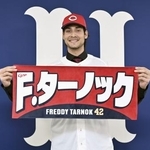 　ポーズをとる広島・ターノック＝２９日、マツダスタジアム