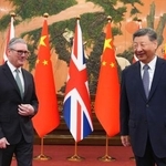 　会談に臨むスターマー英首相（左）と中国の習近平国家主席＝２９日、北京（ゲッティ＝共同）