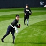 　合同自主練習でキャッチボールする阪神・石井（手前）＝沖縄県宜野座村