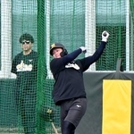 　合同自主練習で打撃練習する阪神・森下＝沖縄県宜野座村