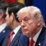 　ホワイトハウスで閣議に臨むトランプ大統領＝２９日、ワシントン（ロイター＝共同）